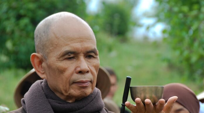 Bài thứ nhất: Mỉm cười với hiện tại